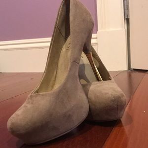 Cute Heels size 7! Barely worn!!